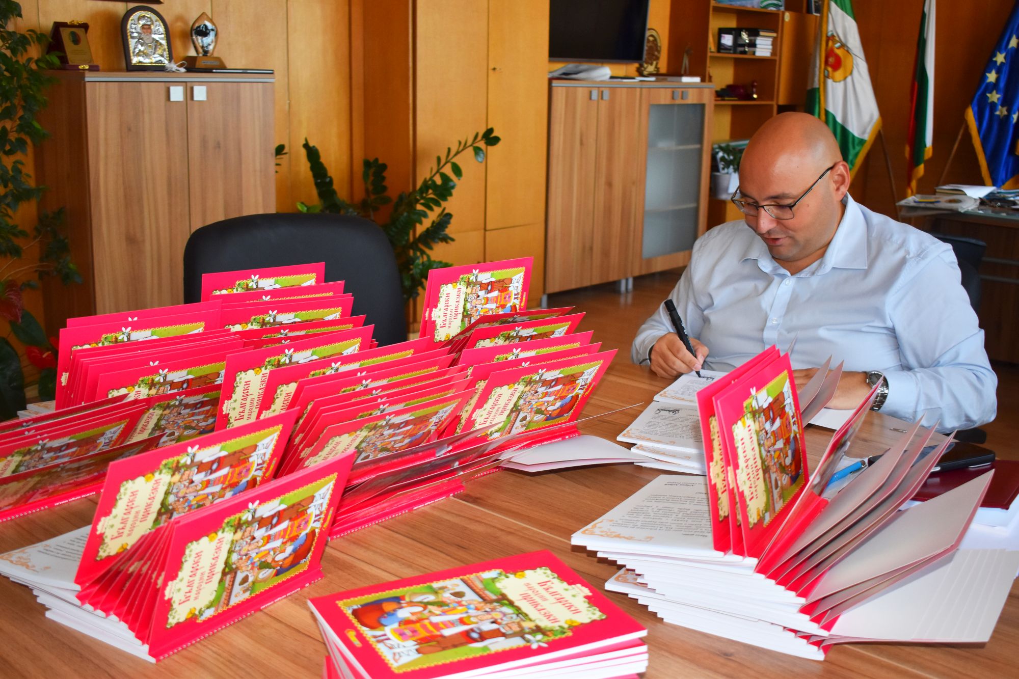 409 първокласници ще получат подарък книжка за първия учебен ден